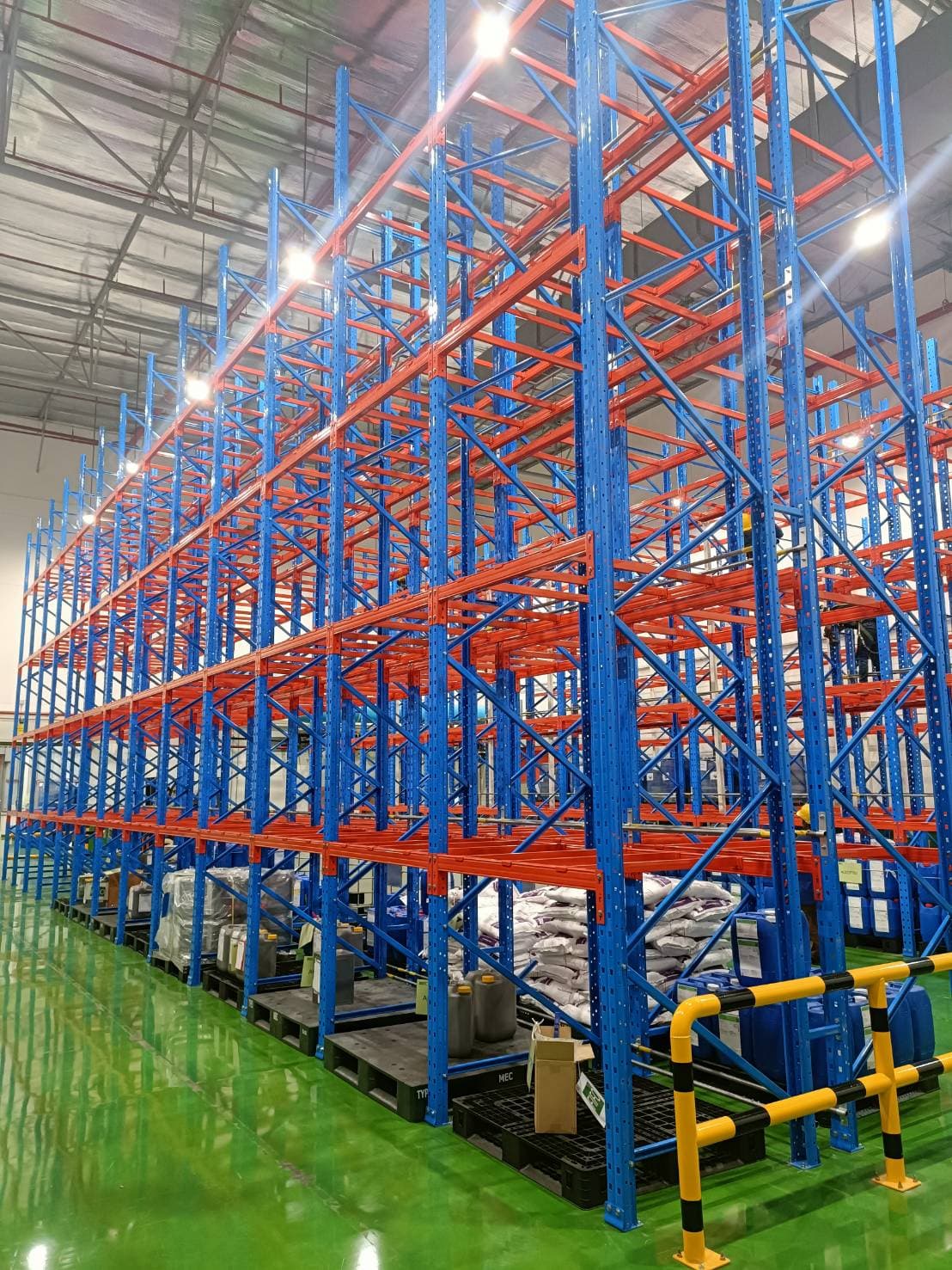 Selective pallet rack